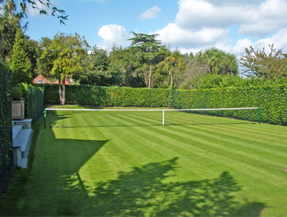 A tennis court was built in this country garden to meet the family’s needs.